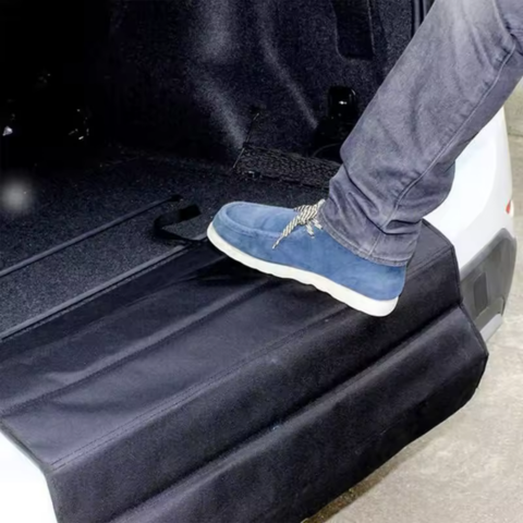 車のトランク用ユニバーサルマット — 快適さと動物の安全